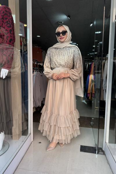 YAKASI SARKIK TAŞLI KOL ARASI PİLİSELİ ELBİSE Bej