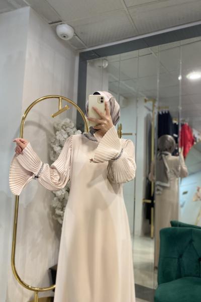 2313226 Kol Ağzı Plise Şerit taş işli Elbise Bej
